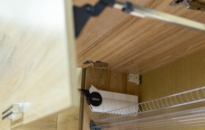 Кухня ПВХ фиолетового цвета угловой формы