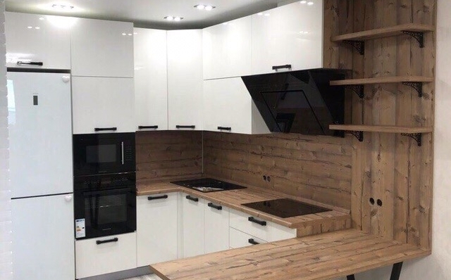 Кухня с барной стойкой в белом цвете