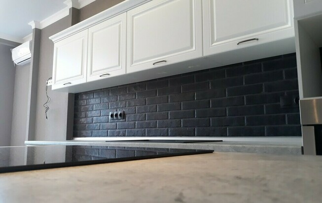 Белая кухня с варочной панелью