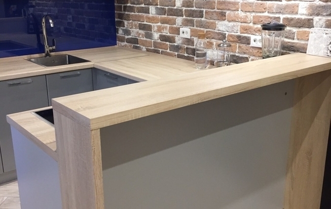 Кухня с барной стойкой и варочной панелью