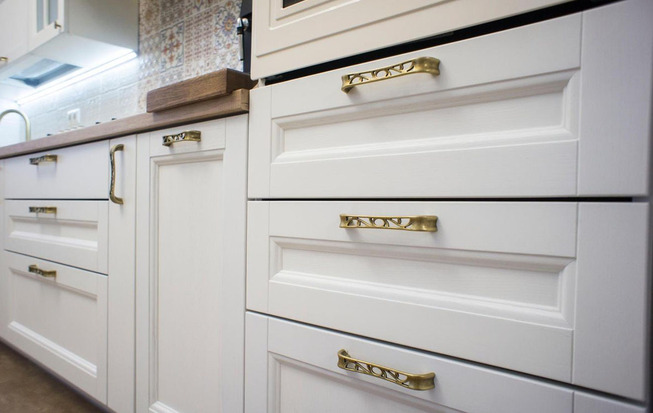 Кухня 8 кв. метров белого цвета в классическом стиле