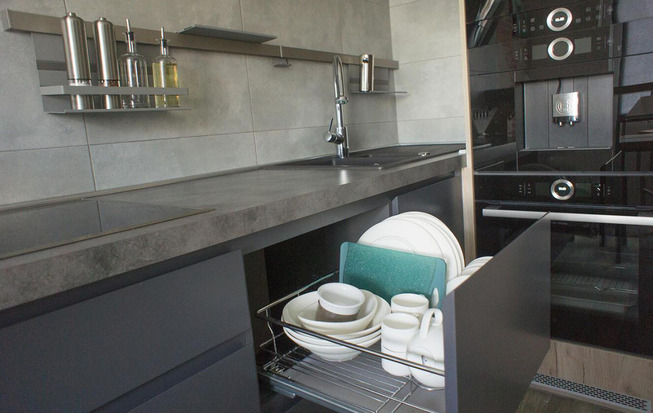 Кухня 8 кв. метров серого цвета с барной стойкой