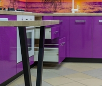 Кухня ПВХ фиолетового цвета угловой формы