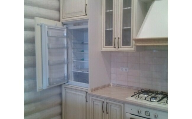 Встроенная кухня из массива в классическом стиле