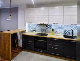 Кухня с барной стойкой в студии