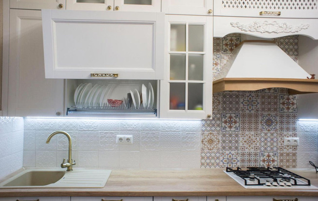 Кухня 8 кв. метров белого цвета в классическом стиле