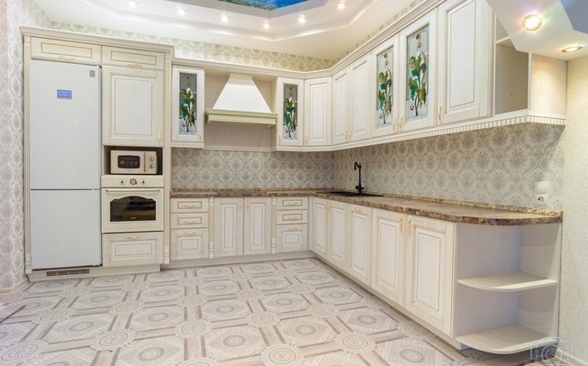 Дизайн кухни 20 кв. метров с росписью на потолке