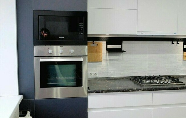 Современная кухня с белыми фасадами угловой формы