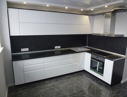 Белая кухня с черным фартуком