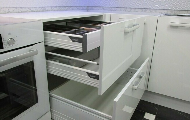 Современная кухня с подсветкой рабочей зоны