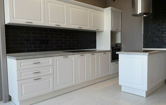 Белая кухня с варочной панелью