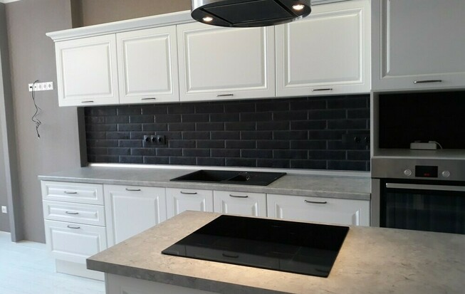 Белая кухня с варочной панелью