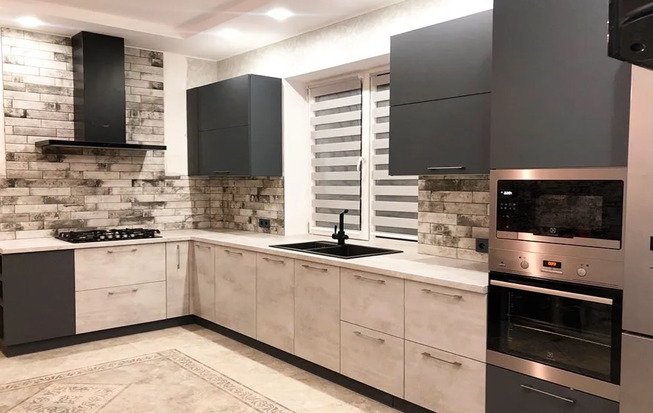 Кухня 15 кв. метров с окном на против мойки