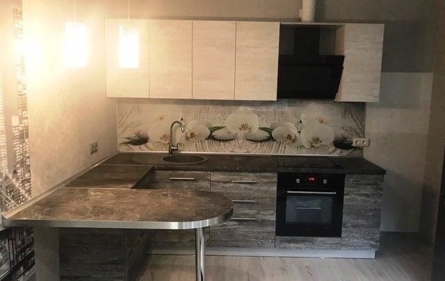 Кухни ЛДСП с барной стойкой бежевого цвета