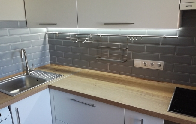 Современная кухня из пластика и массива столешницы