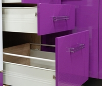 Кухня ПВХ фиолетового цвета угловой формы