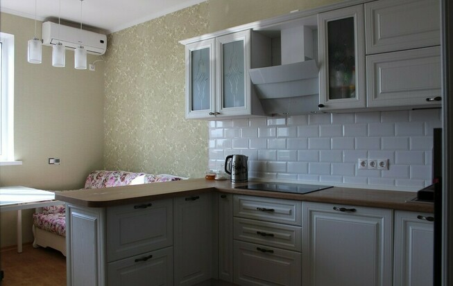 Дизайн бело кухни совмещенной с гостиной