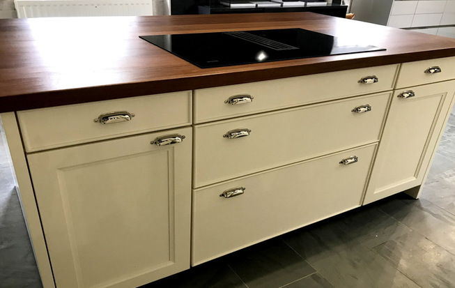 Кухня 15 кв. метров в белом цвете с островом