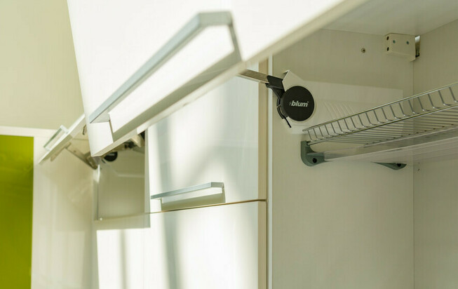 Кухня в пленке ПВХ оливкового цвета