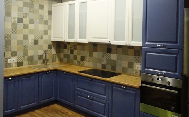 Угловая кухня сине-белого цвета