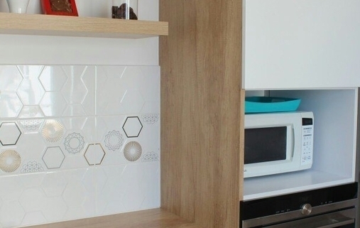 Маленькая кухня в белом цвете 