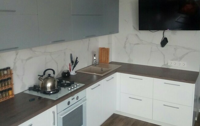 Угловая кухня столешница из массива