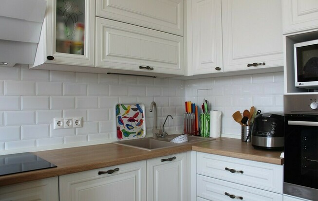 Дизайн бело кухни совмещенной с гостиной