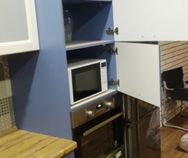 Угловая кухня сине-белого цвета