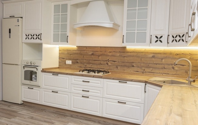 Дизайн кухни 20 кв. метров в белом цвете из массива дерева