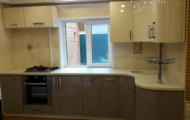 Современная кухня в частном доме 