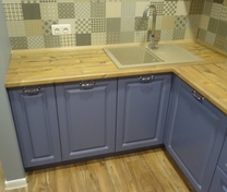 Угловая кухня сине-белого цвета