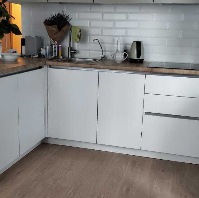 Кухня из пластика в современном стиле