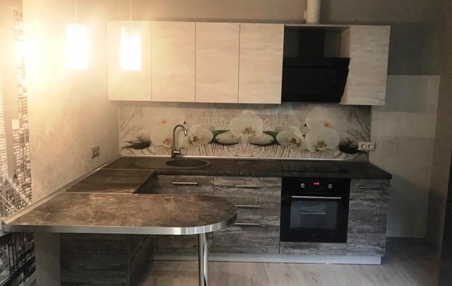 Кухня с барной стойкой между кухней и гостиной