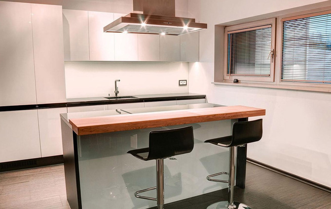 Кухня-столовая 8 кв. метров белого цвета