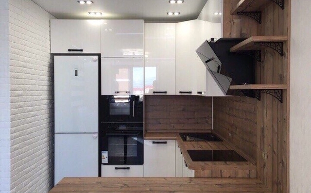 Кухня с барной стойкой в белом цвете