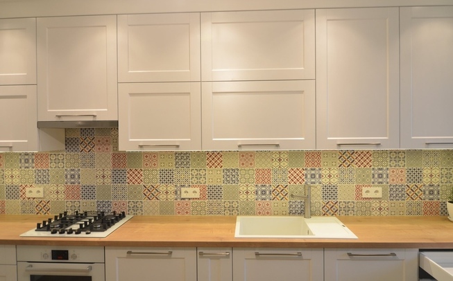 Прямая кухня в современном стиле со встроенной плитой