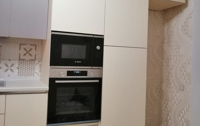 Угловая кухня светлая МДФ + пластик