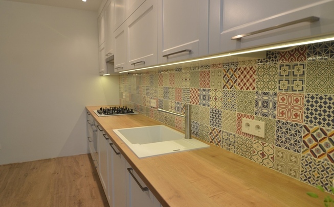 Прямая кухня в современном стиле со встроенной плитой