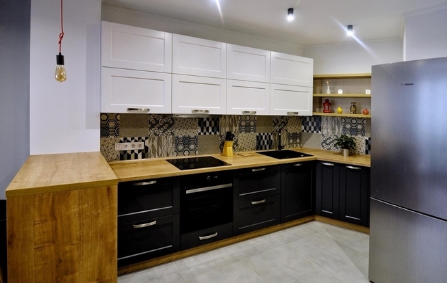 Кухня с барной стойкой между кухней и гостиной