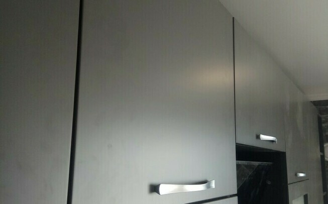 Прямая кухня в сером цвете и барной стойкой