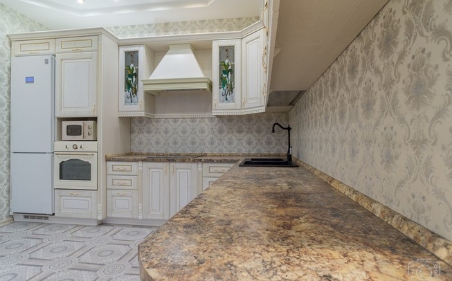 Дизайн кухни 20 кв. метров с росписью на потолке