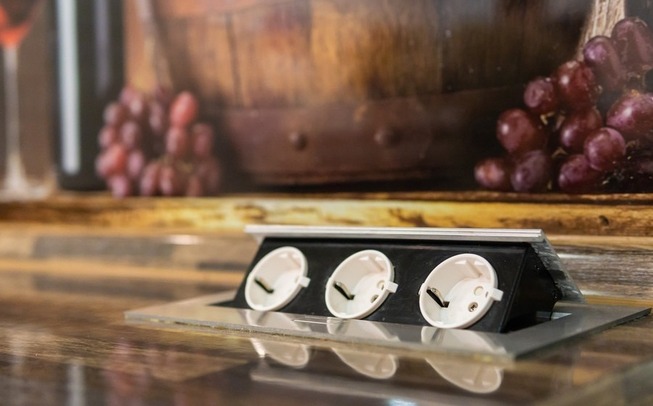 Современная кухня с барной стойкой между кухней и залом