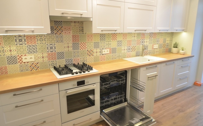 Прямая кухня в современном стиле со встроенной плитой