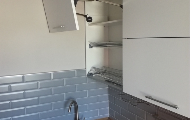 Современная кухня из пластика и массива столешницы