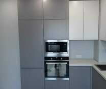 Угловая кухня серого цвета фурнитура Blum