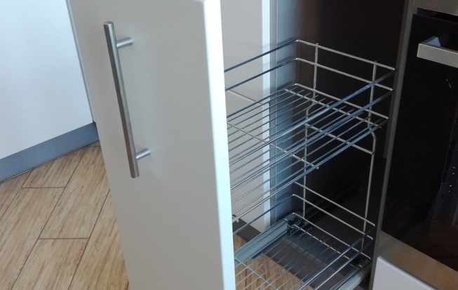 Современная кухня из пластика и массива столешницы