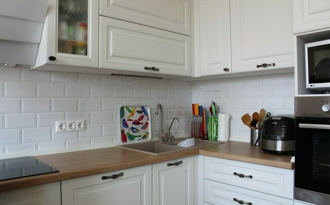 П образная кухня в белом цвете