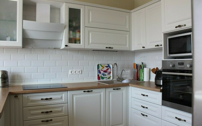 П образная кухня в белом цвете