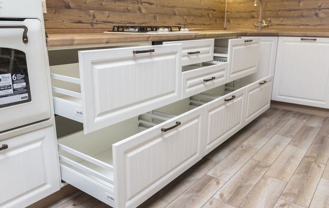 Дизайн кухни 20 кв. метров в белом цвете из массива дерева