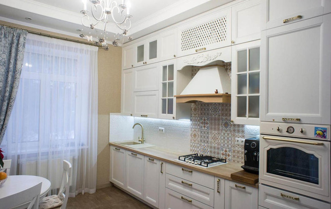 Кухня 8 кв. метров белого цвета в классическом стиле